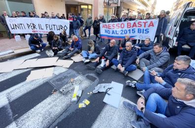 Taranto, sull’indotto dell’ex Ilva pende la scure dell’Inps