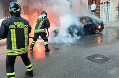 Cellino San Marco, parcheggia l'auto e prende fuoco: conducente illeso
