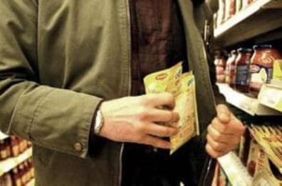Bari, anziano ruba vasetto di sugo: salvato dalla colletta dei clienti