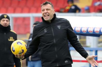 Testata a Henry dopo Lecce-Verona: 4 giornate di squalifica a D'Aversa. Il successore Gotti è arrivato in città Testata a Henry dopo Lecce-Verona: 4 giornate di squalifica a D'Aversa. Il successore Gotti è arrivato in città