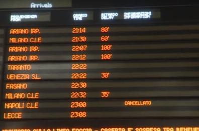 Frana sui binari, l'odissea dei passeggeri del treno per raggiungere Foggia e Lecce