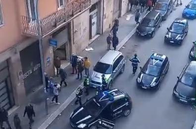 Foggia, agenti della polizia aggrediti dagli abusivi in via Podgora
