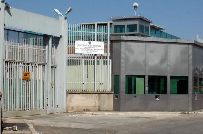 Foggia, rubavano alimentari dal magazzino del carcere: sospeso pubblico ufficiale e denunciate 7 persone