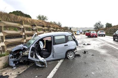 Matera, scontro frontale tra due auto sulla SS 7: 3 persone ferite 