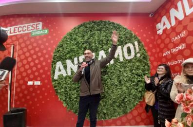 Bari, inaugurato il comitato elettorale di Vito Leccese: abbracci e bagno di folla