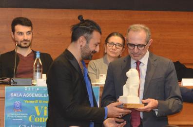 Lele Spedicato, dei Negramaro ha ritirato il riconoscimento Virtù e Conoscenza