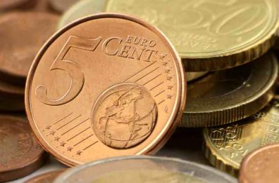 Vuole pagare con monete da 5 cents, ma il barista non accetta e tenta di ucciderlo: follia a Mola