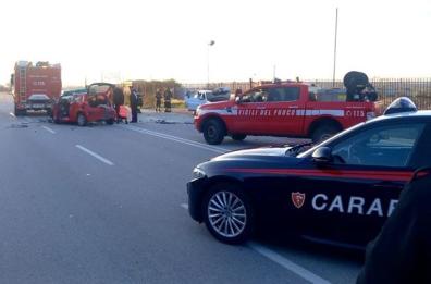 Mottola, scontro tra auto sulla Statale 100: tre morti e tre feriti. Strada bloccata: traffico deviato FT/VD