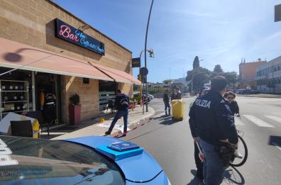 Lecce, spari in pieno giorno davanti a un bar: gambizzato un uomo. C'è un fermato