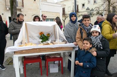 A San Marzano San Giuseppe si festeggia con le tradizionali «mattre»: preparate da palestinesi e ucraini
