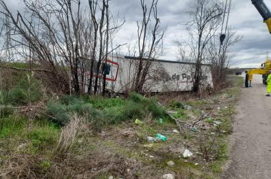 Foggia, tir esce fuori strada e si ribalta: nessun ferito