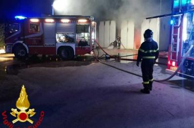 Oria, incendio nella notte in un capannone: in fiamme Porsche e Ferrari 