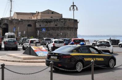 Taranto, trasporto turisti lungo la costa: scoperta evasione fiscale per 160mila euro   