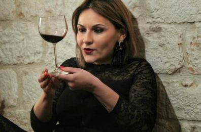 Artista salentina conquista la terra degli zar. La sua arte? Dipingere con il vino rosso
