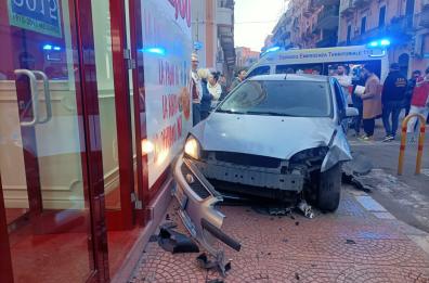 Taranto, donna perde il controllo dell'auto e investe un pedone su marciapiede, poi scappa via