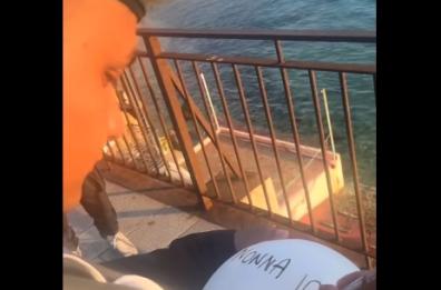 Taranto, la dolce dedica del nipote alla nonna: «Ce l'ho fatta, sono marinaio»