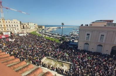 «Giù le mani da Bari», bagno di folla in piazza del Ferrarese per difendere Decaro e l'amministrazione. Il sindaco: «Non ci facciamo ricattare da nessuno»