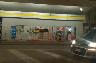 Bari, vernice su distributore di benzina: è caccia ai vandali