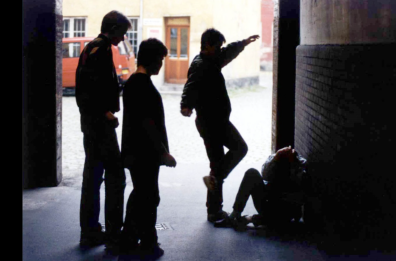 «Ti giuro che oggi non esci sano da qui», a 15 anni pestato a scuola a Bari, tre indagati