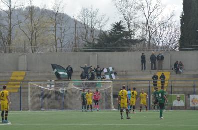 Incappucciati aggrediscono pullman del Bitonto Calcio: atleti strattonati e presi a schiaffi