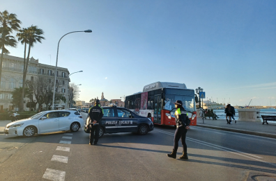 Bari, scippa una turista e scappa ma i runner lo raggiungono: ladro preso