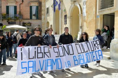 Matera, studenti in piazza per salvare la Biblioteca «Stigliani»