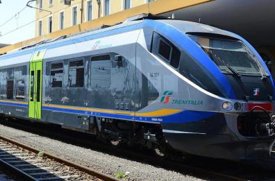 Tragedia sul treno Pescara-Roma: macchinista foggiano morto dopo malore. Linea bloccata