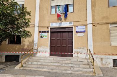Allarme bomba ad Andria fuori da una scuola media: istituto evacuato. Sindaca Bruno: «Non è stato trovato nulla»