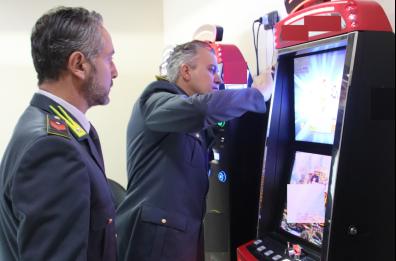 Taranto, slot machine illegali: evasione fiscale da tre milioni e sequestro di 11 apparecchi