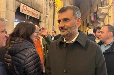 Decaro fa i «sepolcri» a Bari Vecchia: «Sindaco, facciamo una foto? Siamo incensurati»