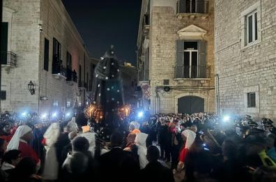 Trani, fischi all'uscita della processione dell'Addolorata; il sindaco: «Mi vergogno»