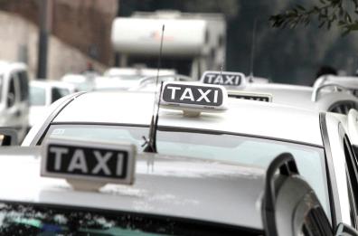 Bari, via alla sperimentazione di doppia guida per i taxi, in vista dell'aumento di turisti
