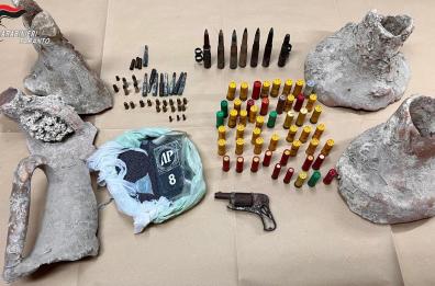Sava, pensionato 84enne ha in casa pistola, 6,5kg di tritolo e anfore antiche: arrestato