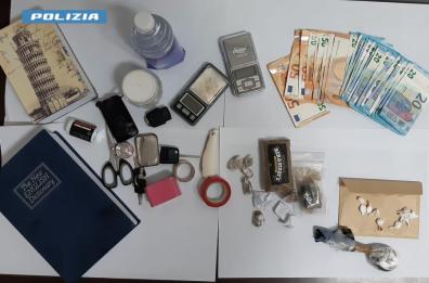 Cocaina e hashish nascosti nel caricabatterie del telefono: un arresto a Lecce