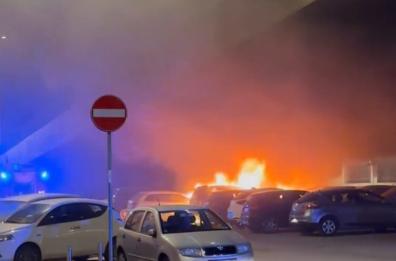 Bari, paura a Japigia: auto in fiamme sotto il ponte