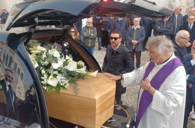 Bari, la città si stringe in Basilica per l'ultimo saluto all'ex sindaco Di Cagno Abbrescia