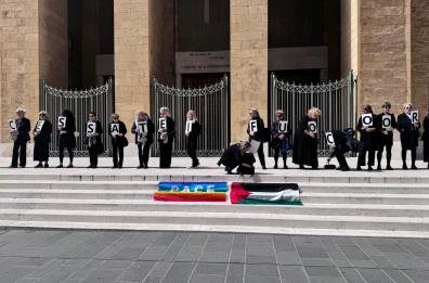 Bari, in via Sparano la protesta silenziosa pro Palestina delle donne in nero