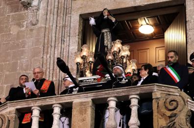 Taranto, la processione della Città vecchia: il popolo commosso intorno all’Addolorata