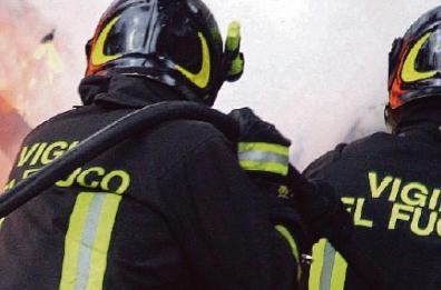 Torre Canne, incendio alimentato dal forte vento a ridosso delle case: spento dopo ore