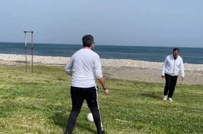 Bari, la Pasquetta di Decaro a Torre Quetta, tra abbracci e tiri al pallone