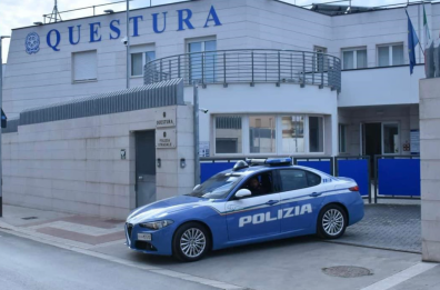 Andria, ragazzina tenta di togliersi la vita salvata dalla polizia: in visita agli agenti