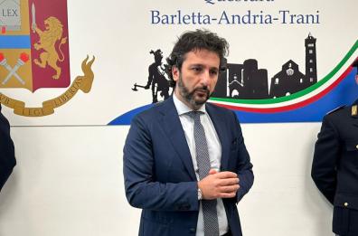 Danneggiano porta d'ingresso bar stazione Barletta e scappano con denaro e cibo: Dacur per due minori