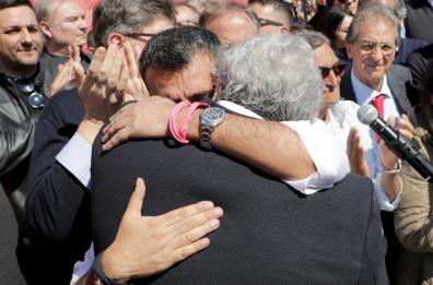 «Ricordi male», «No, c’eri anche tu»: nella sede Pd la lite Emiliano-Decaro sulla visita alla sorella del boss Capriati