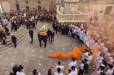 Presicce, fumogeni per l’addio al calciatore; e questa mattina a Gallipoli anche i funerali del trentunenne