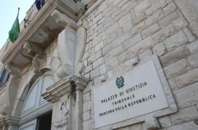 Barletta, versava acido  su auto e lucchetti: è un anziano lo stalker dei vicini di casa