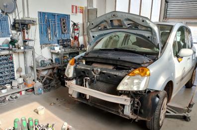 Monopoli, scoperta una autocarrozzeria abusiva
