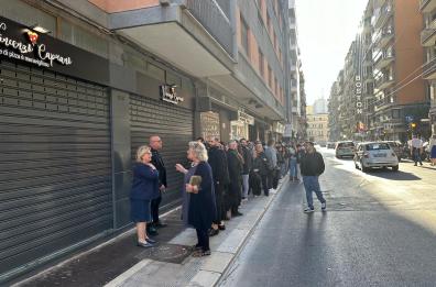 A Bari in centinaia in fila per la pizza gratis promessa dal napoletano Vincenzo Capuano