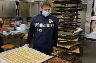 Nas Taranto: sequestro di 250 kg di prodotti tipici e chiuse 12 attività per carenze igieniche