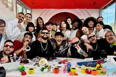 «Viva Rai 2», Fiorello sul terremoto politico in Puglia: «Voti a 50 euro? Con 100 crocette sconto del 20%»