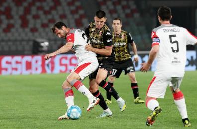 Bari - Cremonese: niente da fare per i biancorossi, al San Nicola finisce 1-2. I fischi dei tifosi